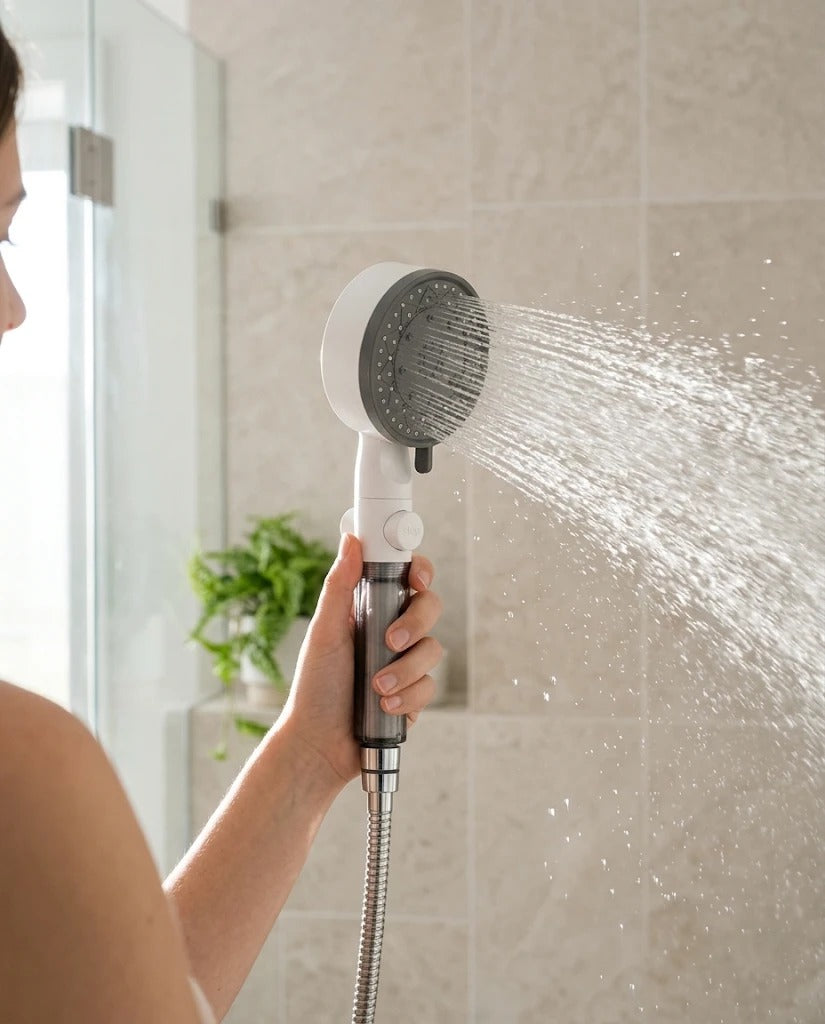 Ducha Brumiaqua con chorro de alta presión en un baño